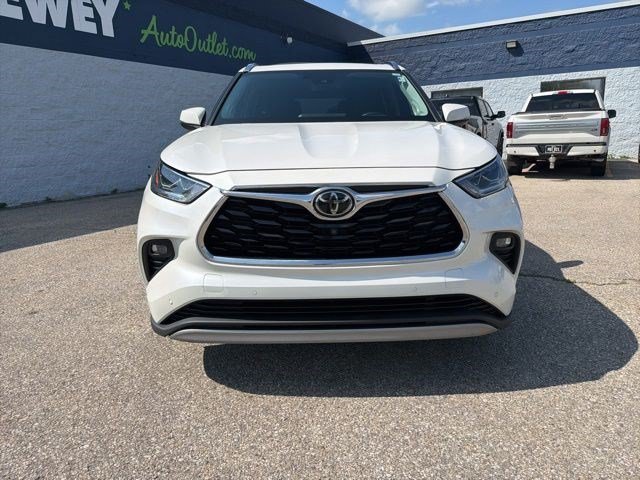 Used 2021 Blizzard Pearl Toyota Platinum image 8