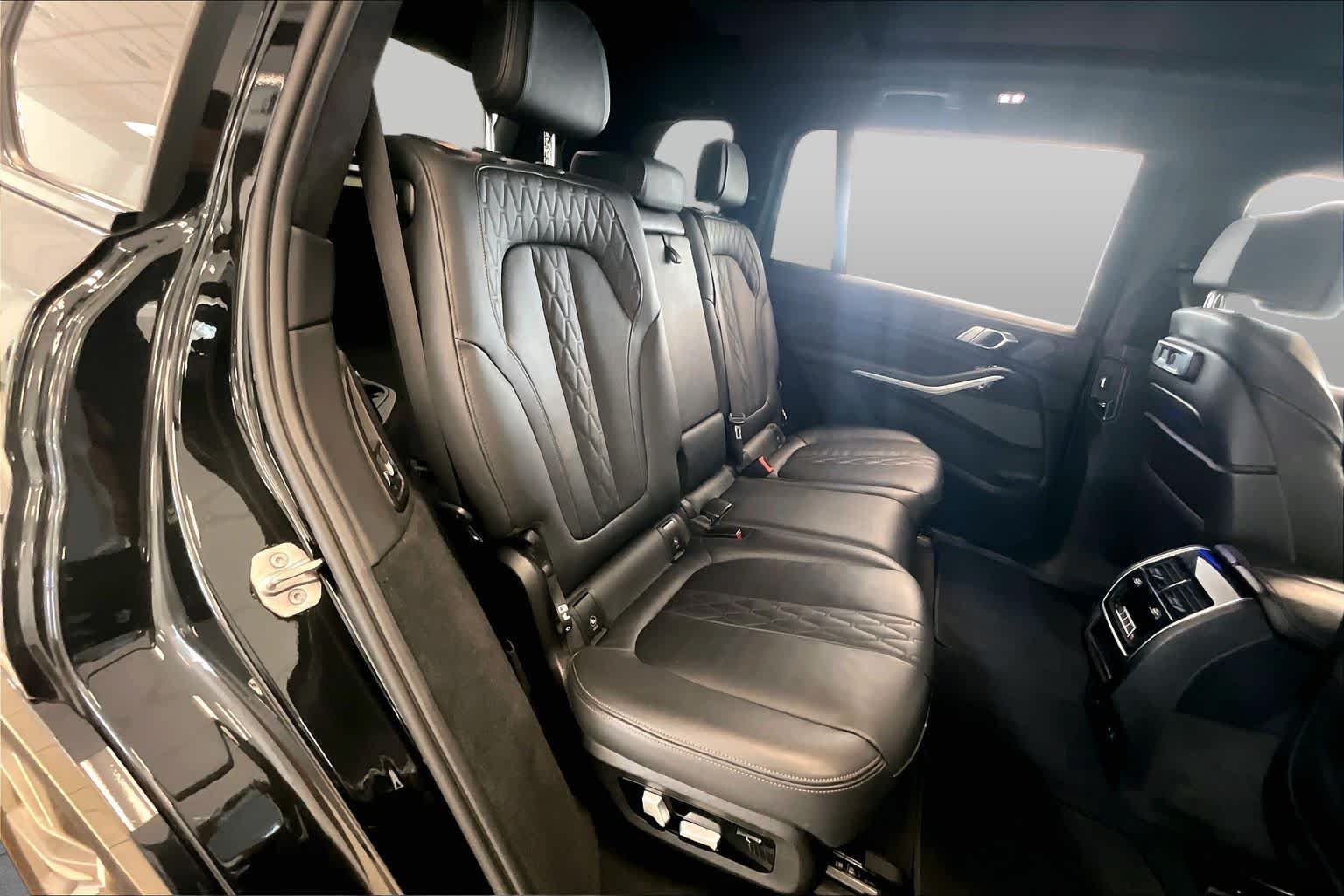 Used 2022 Black Sapphire Metallic BMW M50i image 19