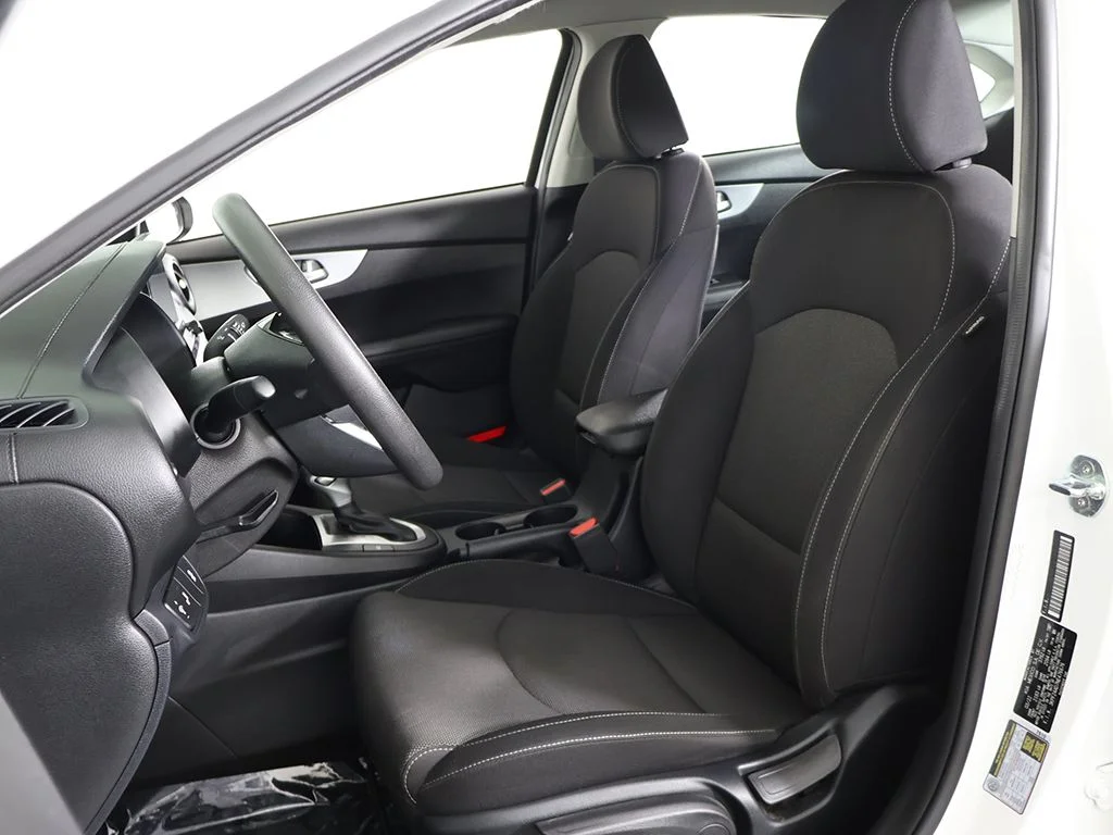 Used 2022 White Kia LXS image 27