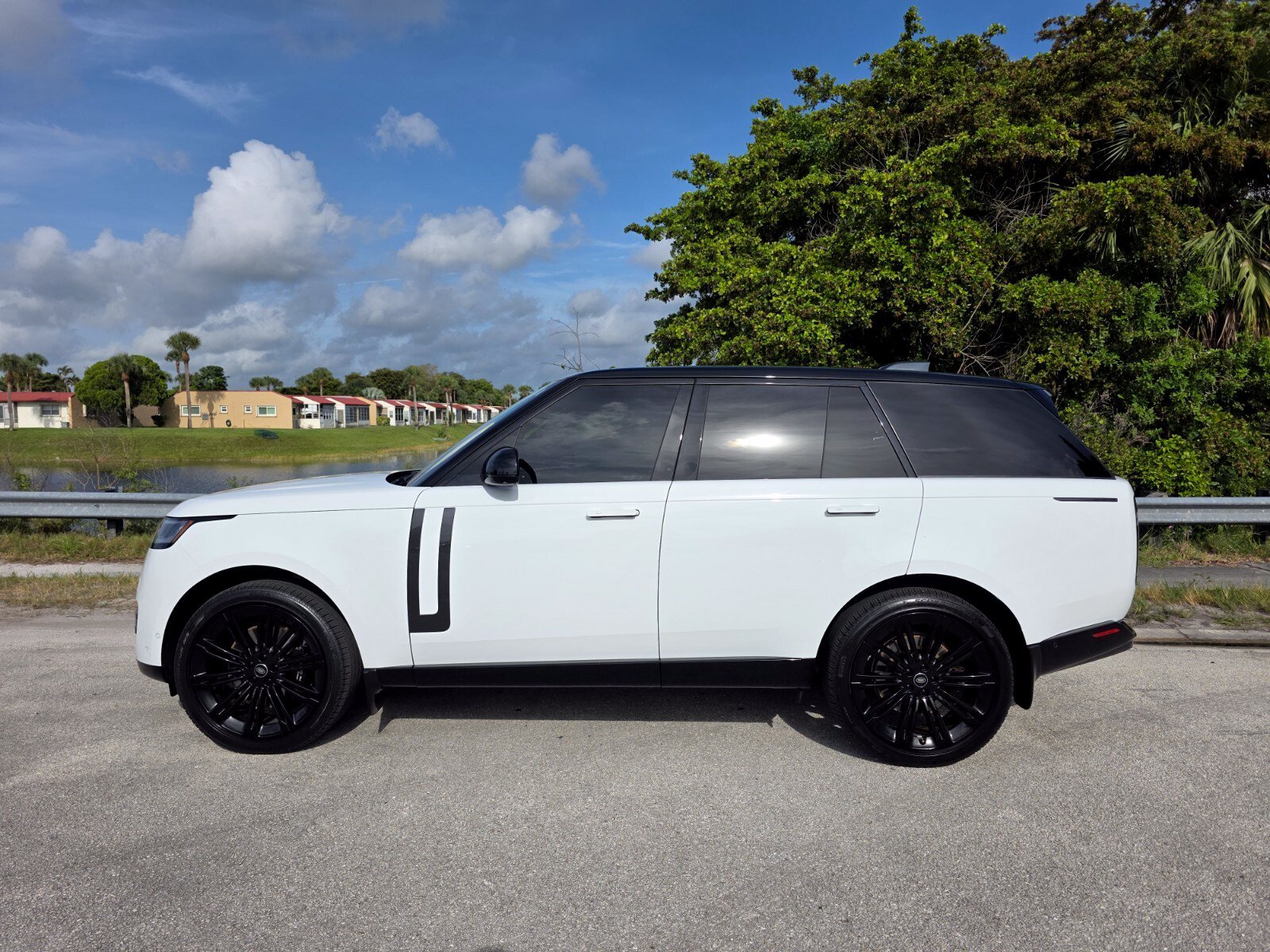 Certified Used 2025 Fuji White Land Rover P530 SE image 7