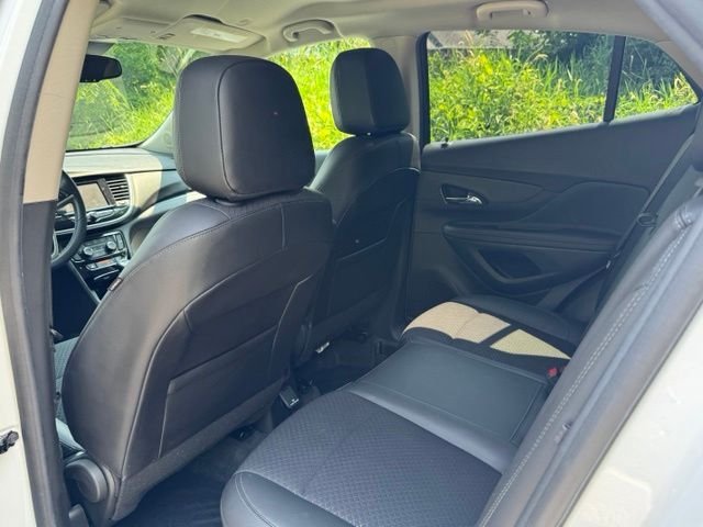 Used 2022 Summit White Buick Preferred image 12