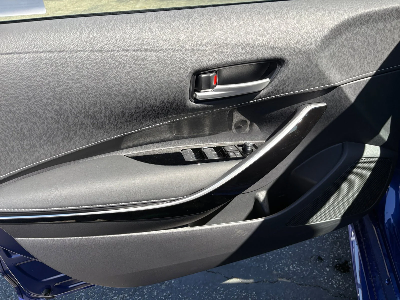 New 2026 Blue Crush Metallic with Midnight Black Metallic roof <sup>1</sup> Toyota  XSE image 13