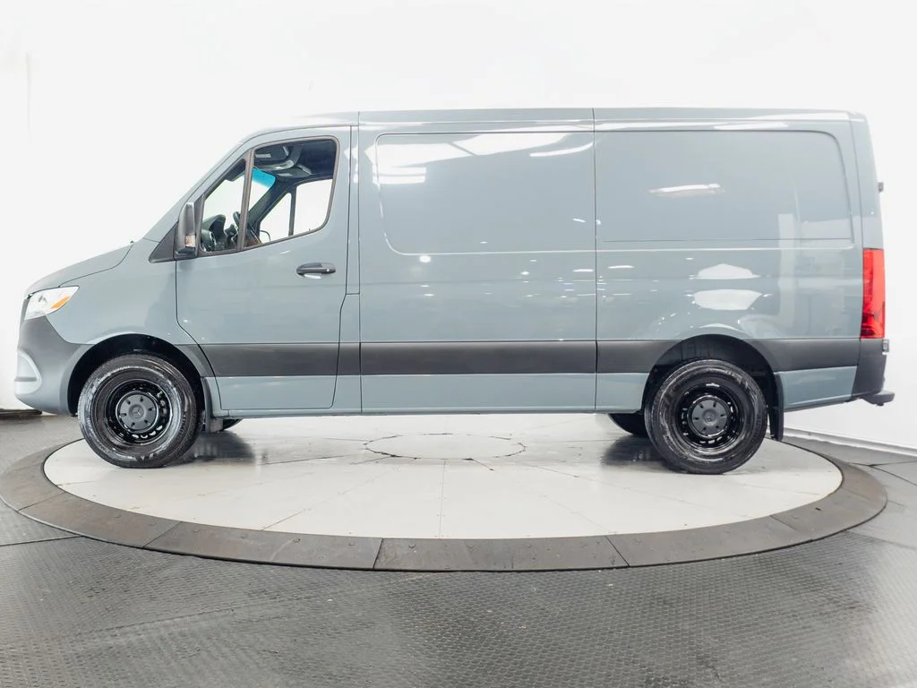 Used 2026  Mercedes-Benz Cargo 144 WB image 4