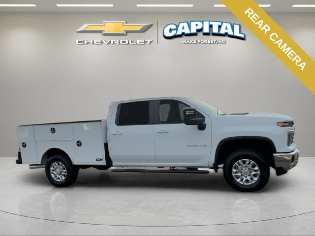 Used 2025 Summit White Chevrolet LT image 8