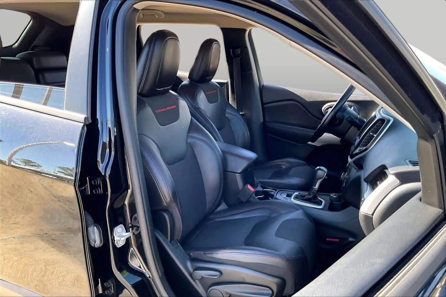 Used 2018 Diamond Black Crystal Pearlcoat Jeep Trailhawk image 9