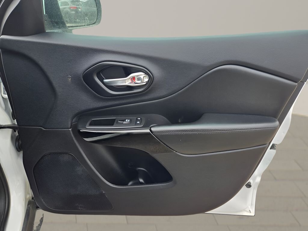 2021 Jeep Cherokee Altitude - Photo 9