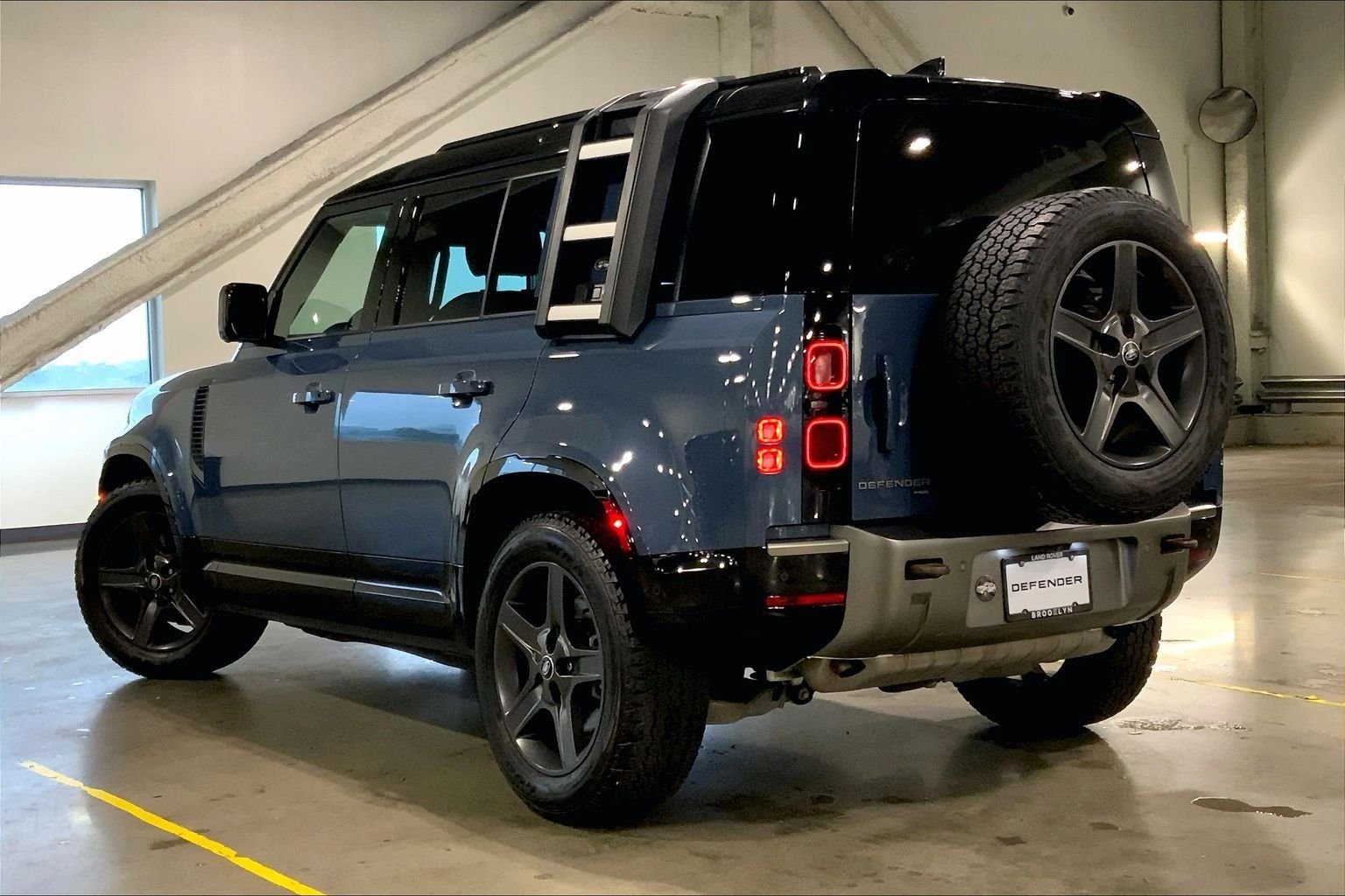 Used 2023 Tasman Blue Metallic Land Rover X-Dynamic SE image 11