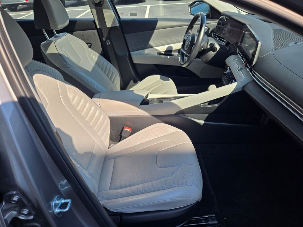 Used 2025 Fluid Metal Hyundai Limited image 6
