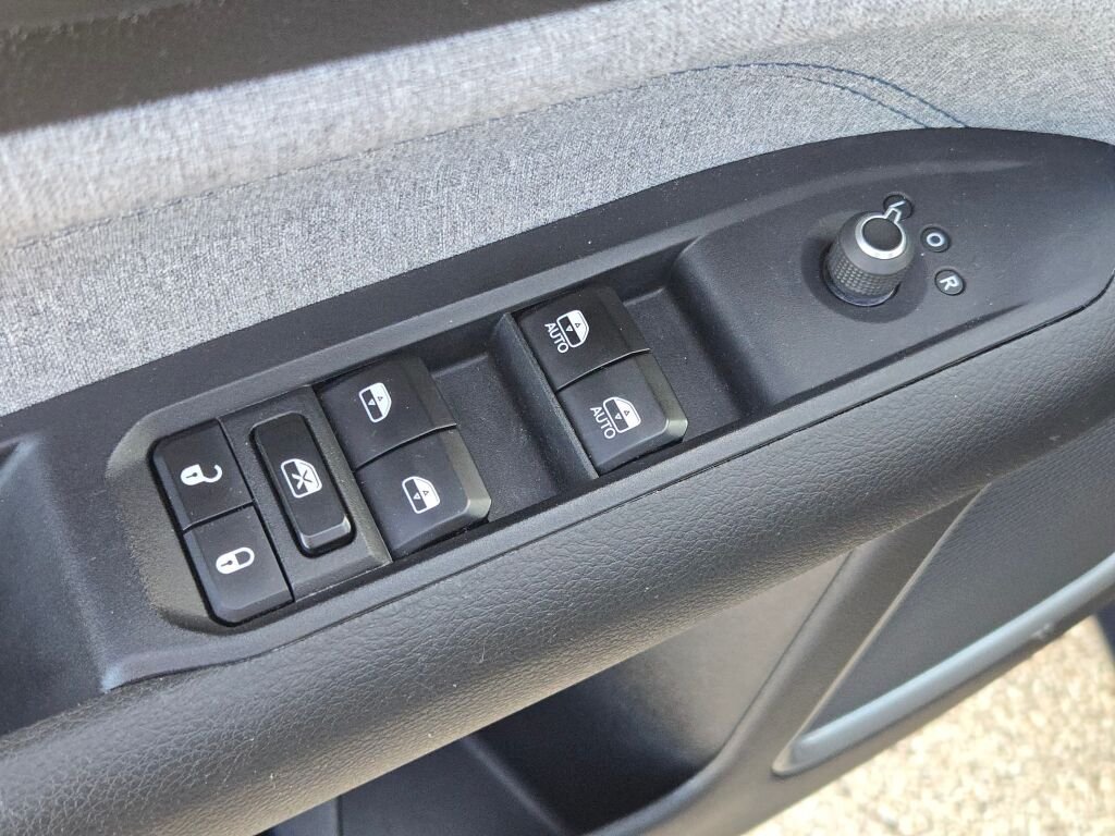 Used 2024  Jeep Latitude image 19