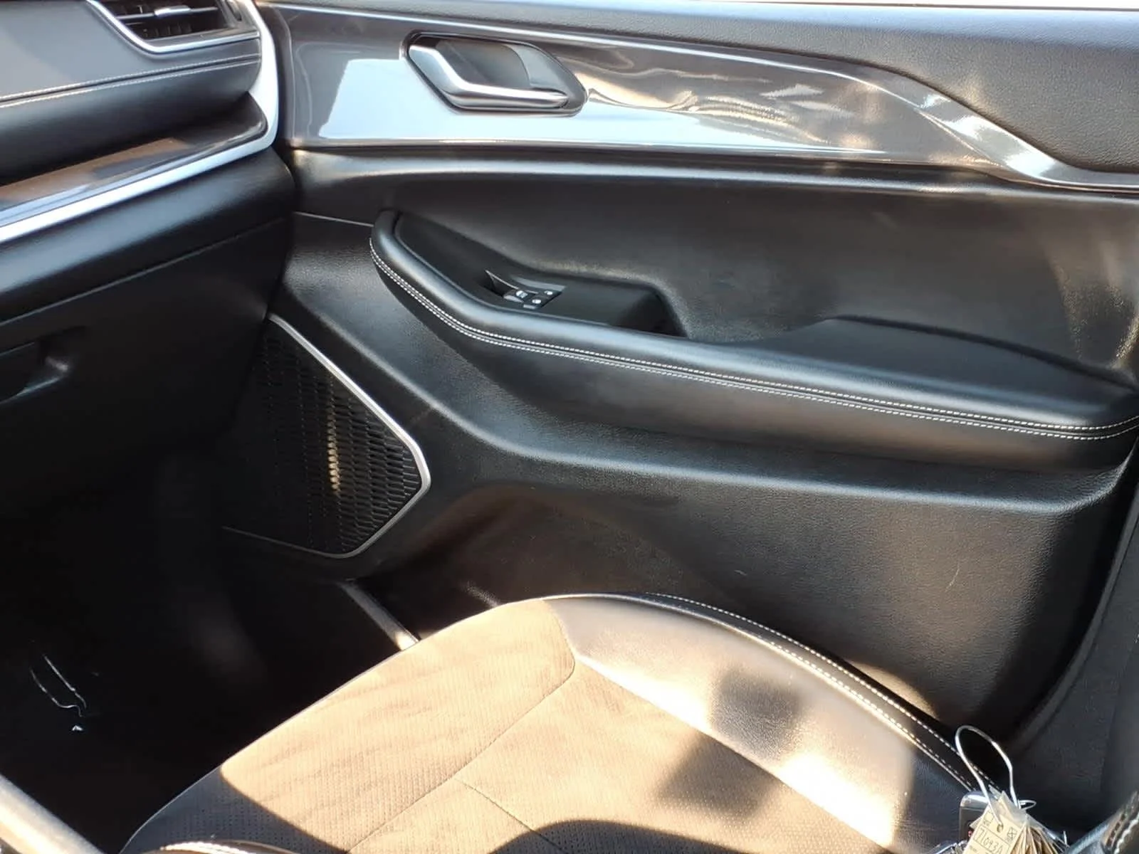 Used 2021 Diamond Black Crystal P/C Jeep Altitude image 16