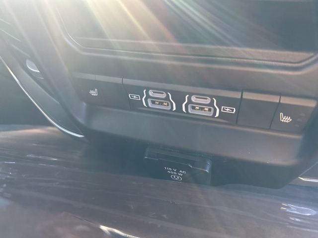 New 2026 Diamond Black Crystal Pearl-Coat Exterior Paint RAM Laramie image 32