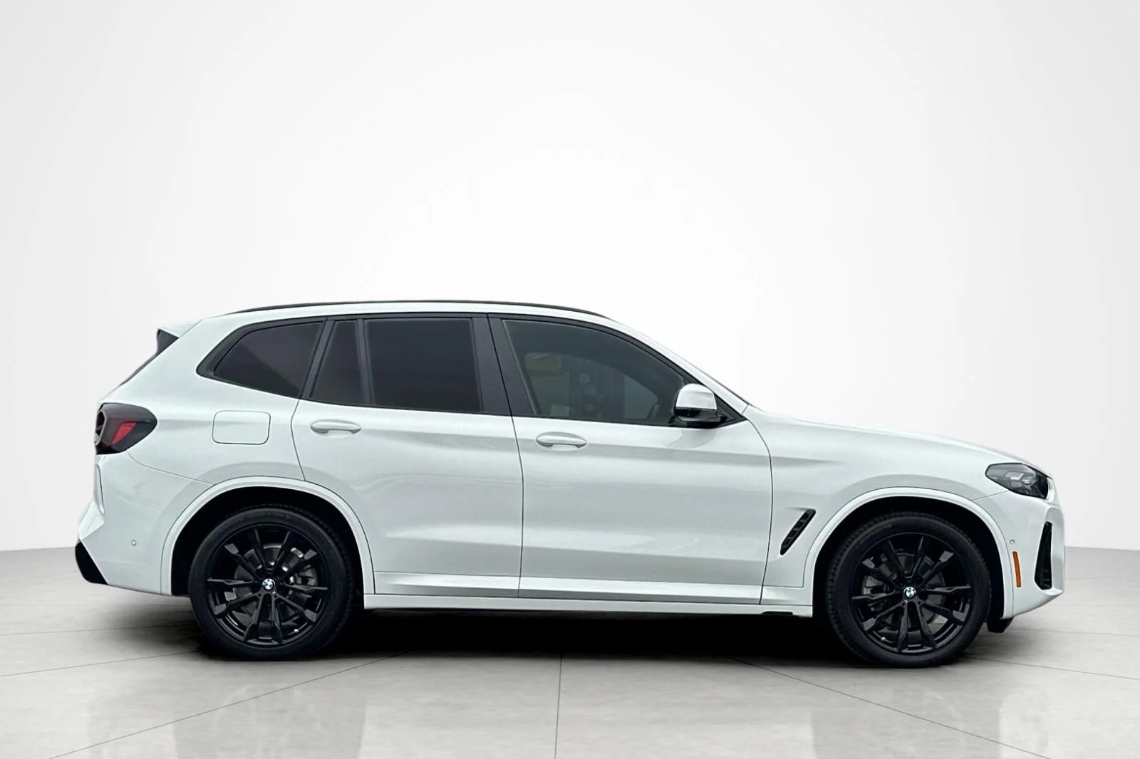 Used 2024 Alpine White BMW sDrive30i image 6