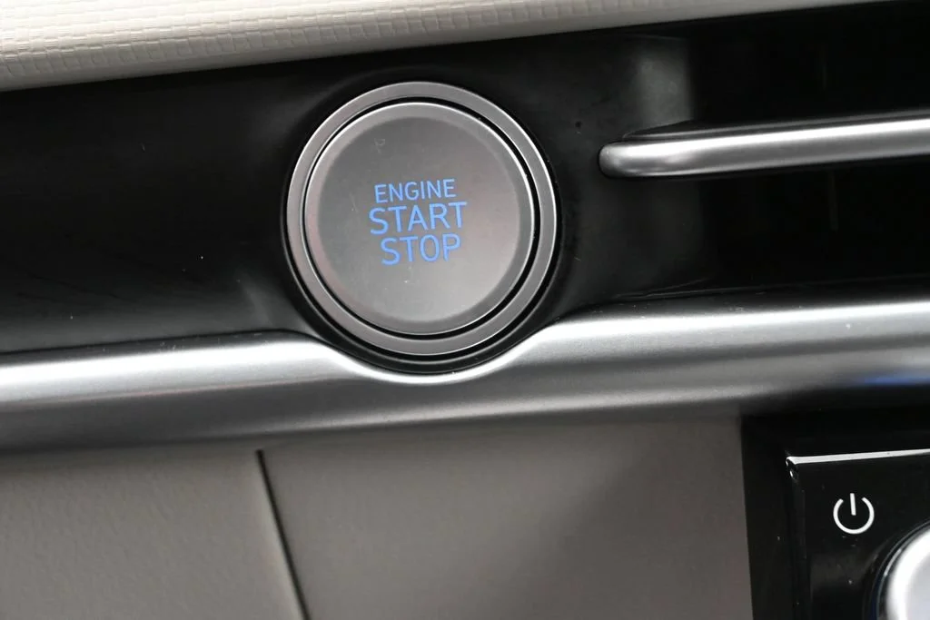 Used 2025 White Hyundai SEL image 15
