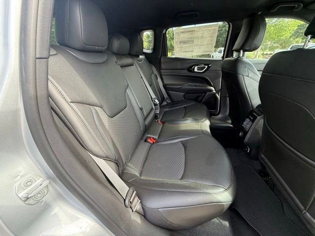 New 2026 Silver Zynith Metallic Clear-Coat Exterior Paint Jeep Latitude image 26