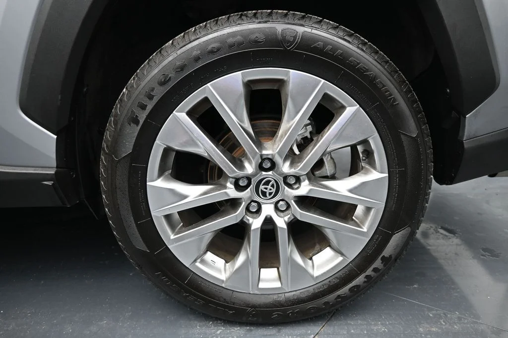 Used 2020 Silver Toyota XLE Premium image 10