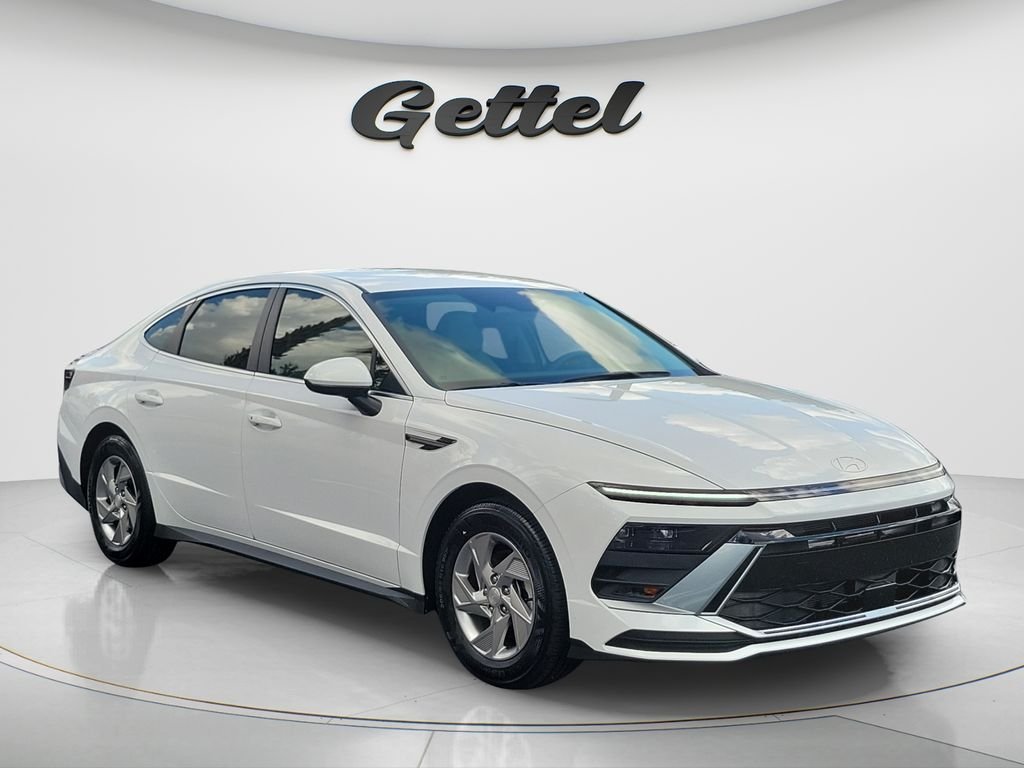 Certified Used 2025 White Hyundai SE image 3