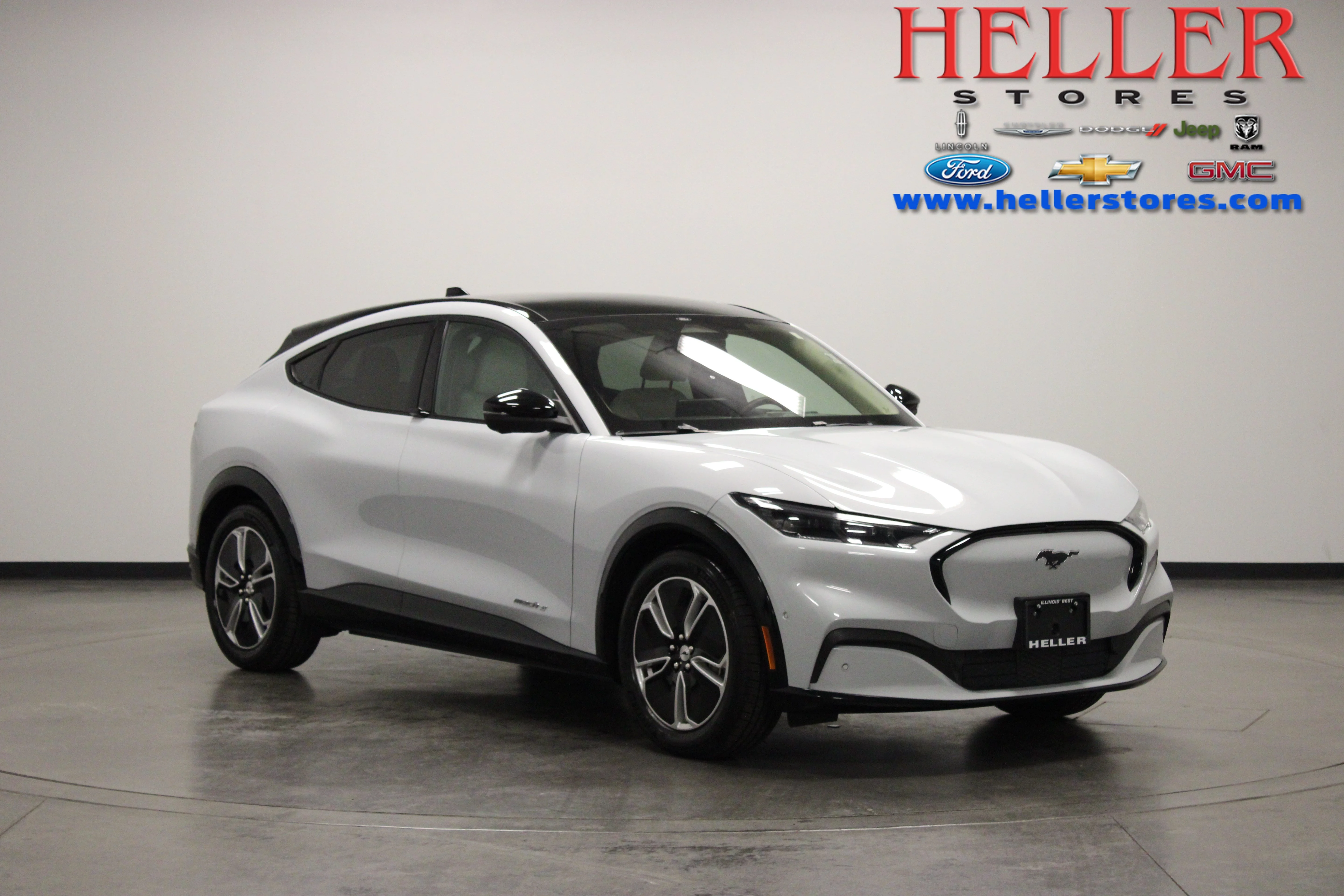 Used 2023 White Metallic Ford Premium image 1