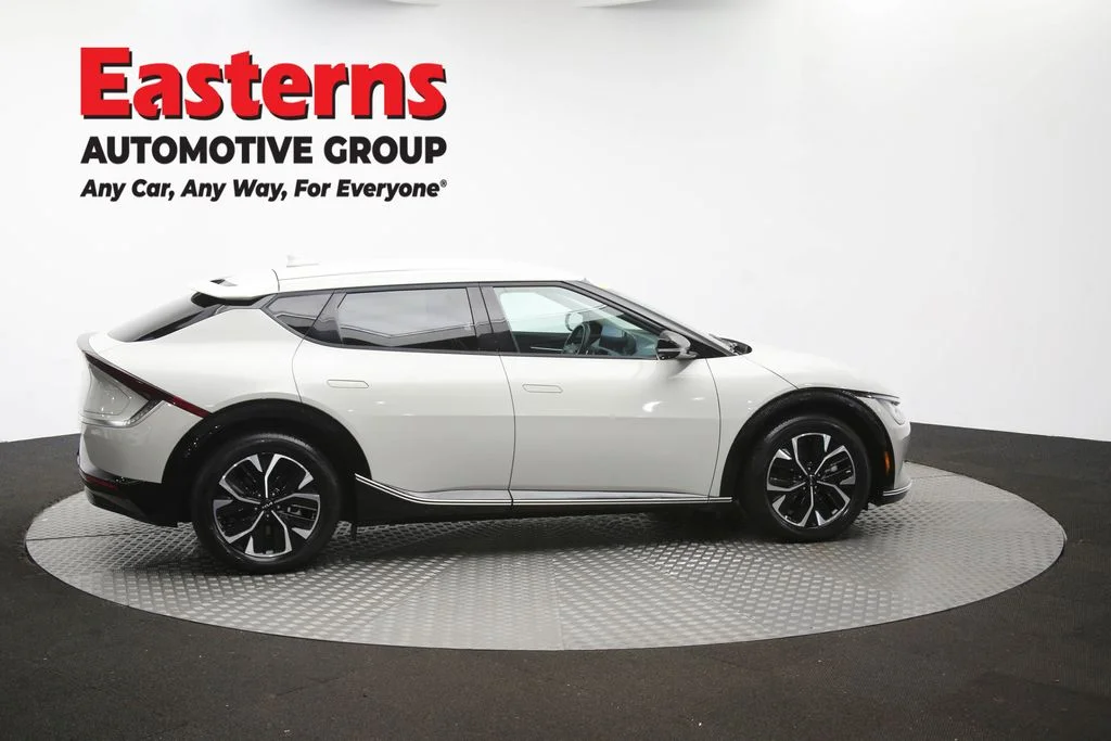 Used 2023 White Kia Wind image 47