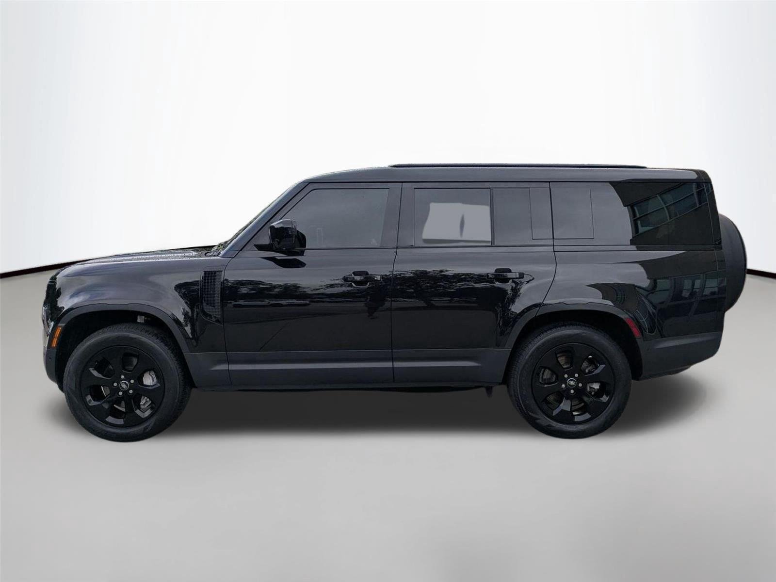 Used 2025 Santorini Black Metallic Land Rover S image 8