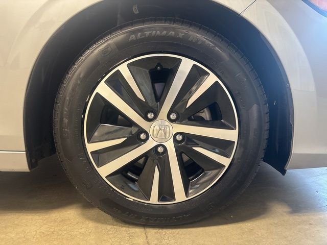 Certified Used 2023 Lunar Silver Metallic Honda LX image 12