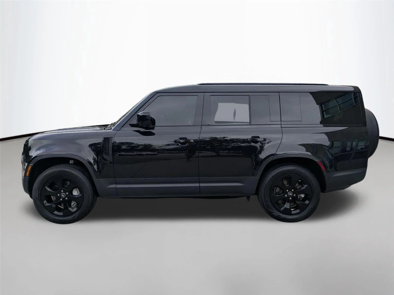 Used 2025 Santorini Black Metallic Land Rover S image 8