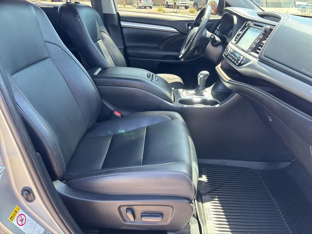 Used 2019 Silver Toyota XLE image 14