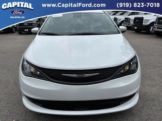 Used 2023 White Chrysler LX image 10
