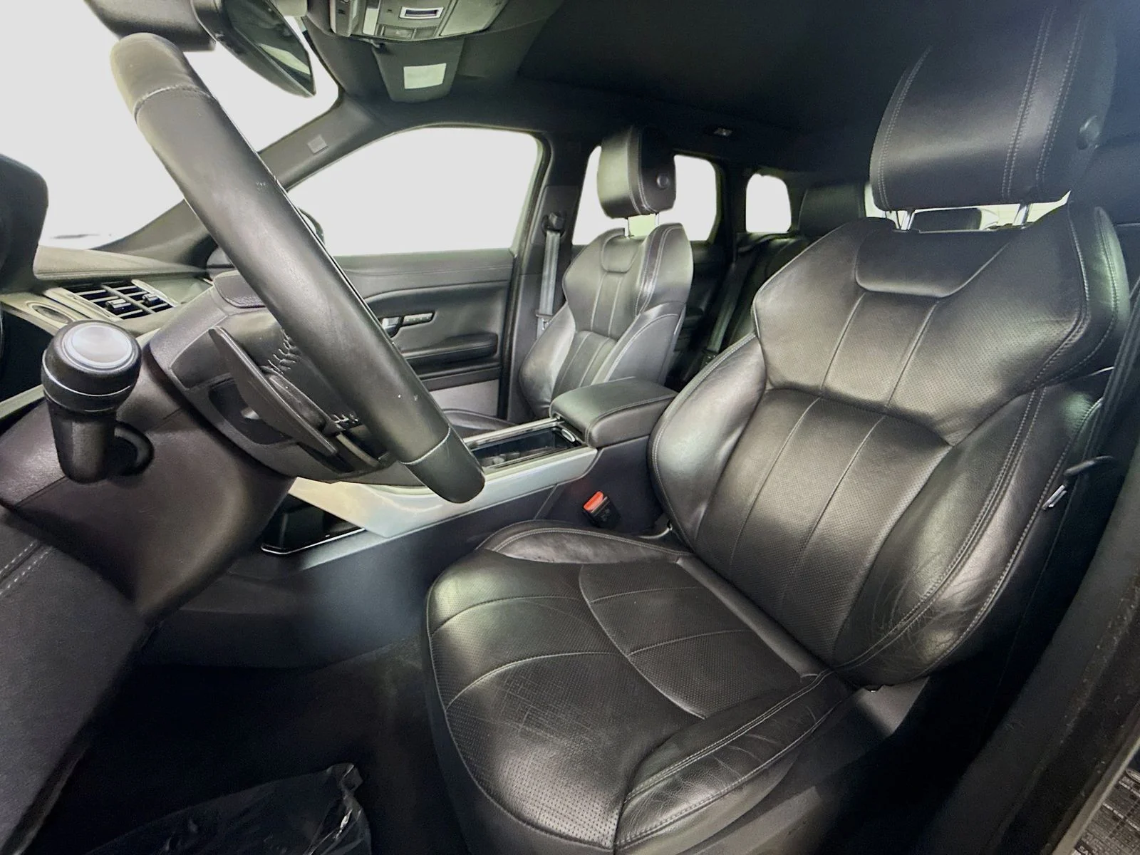 Used 2017  Land Rover SE image 18