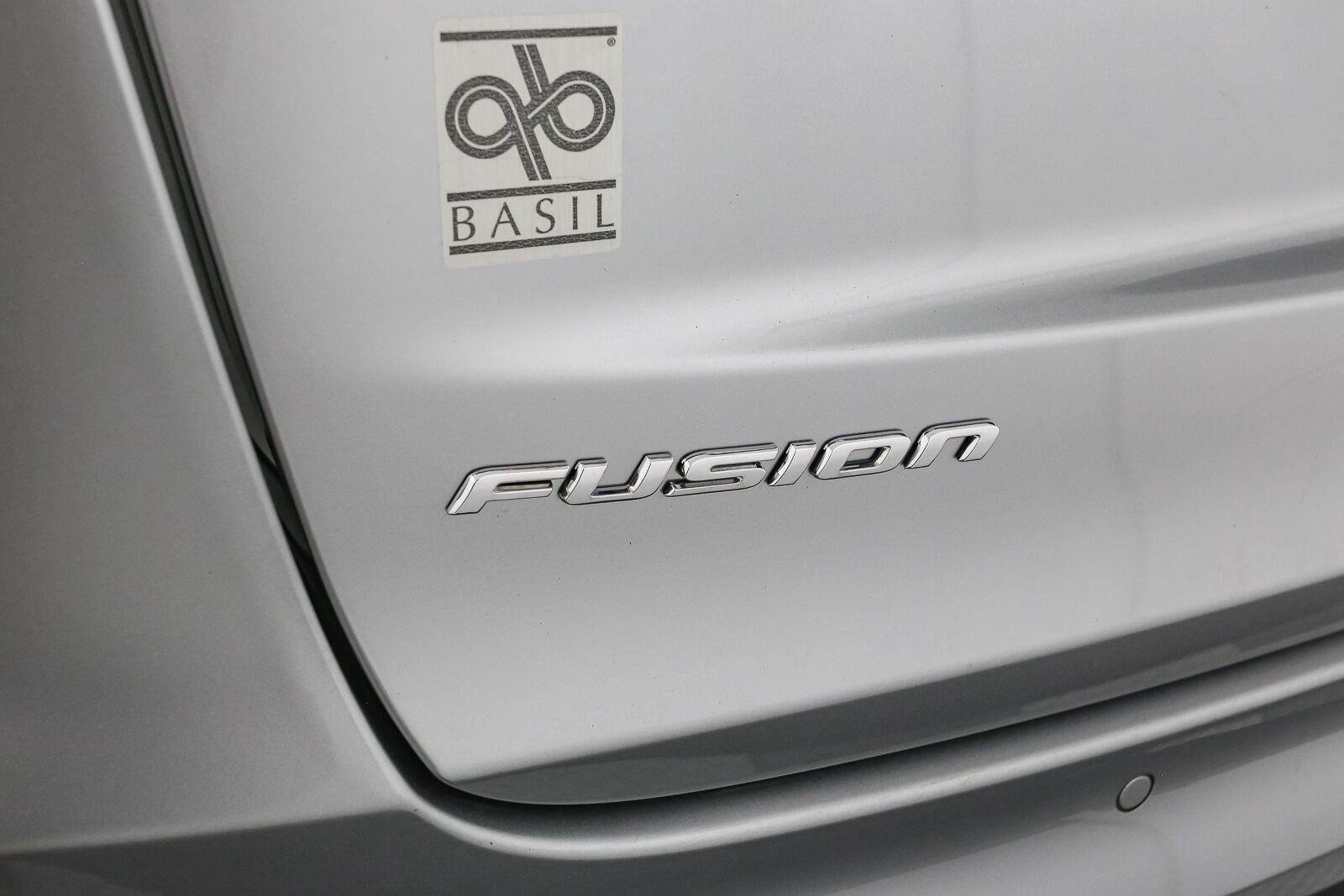 Used 2020 Iconic Silver Ford SE image 10