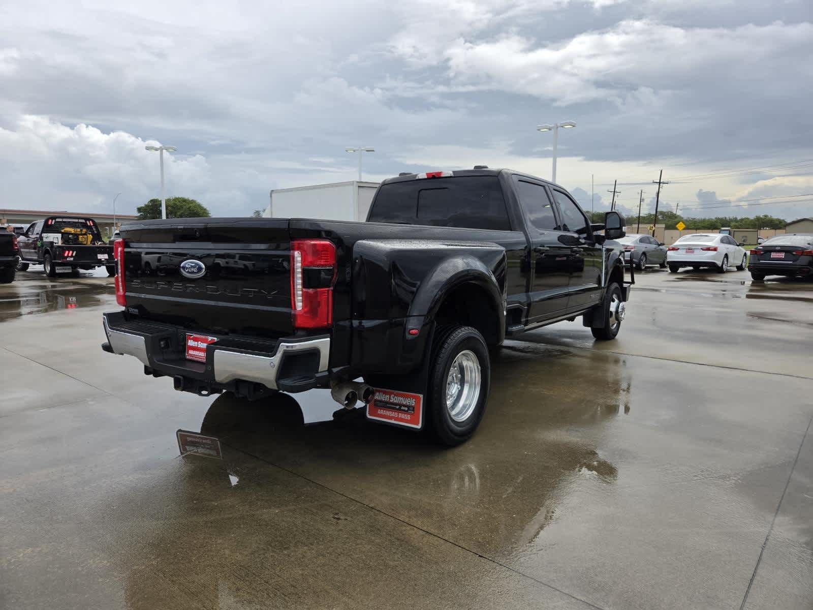 Used 2023 Agate Black Metallic Ford LARIAT image 5