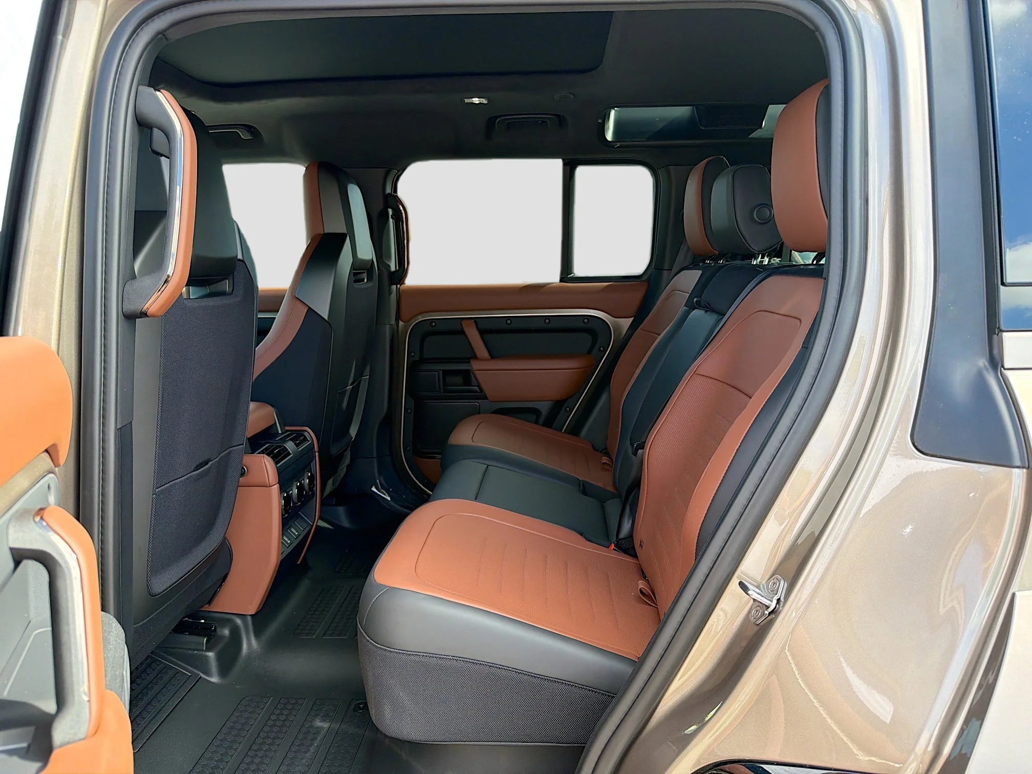 New 2026 Petra Copper Land Rover OCTA image 21