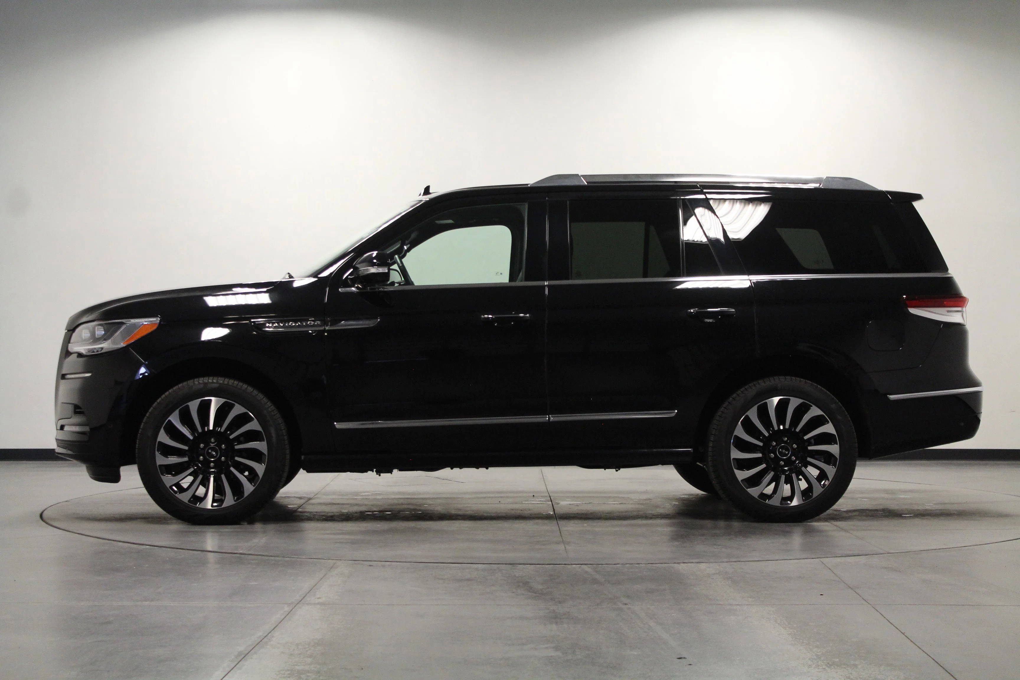 Used 2024 Infinite Black Metallic Clearcoat Lincoln Reserve image 7