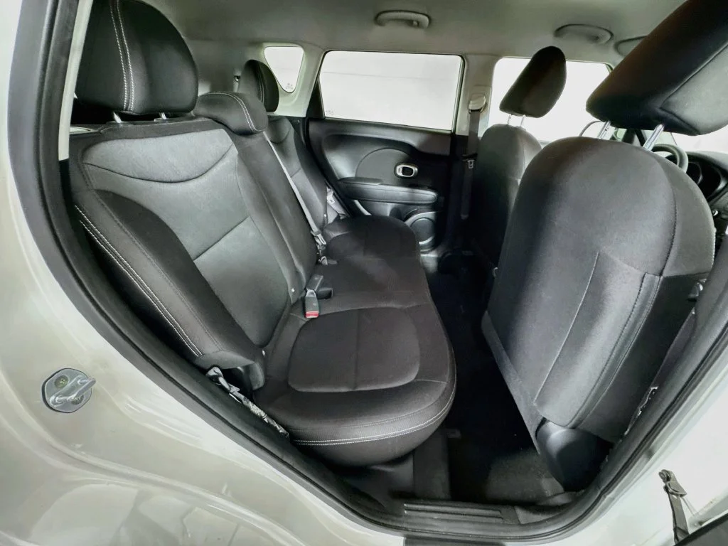 Used 2016 White Kia Base image 28