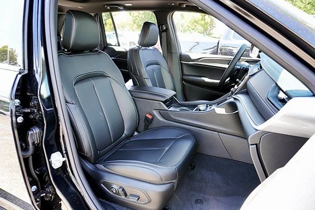 New 2026 Diamond Black Crystal Pearl-Coat Exterior Paint Jeep Limited image 15