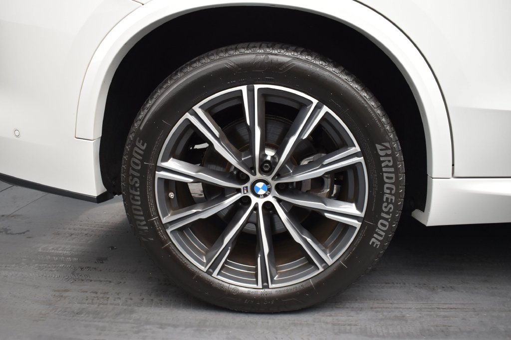 Used 2024 White BMW xDrive40i image 16