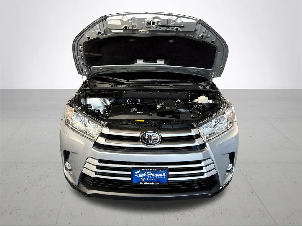 Used 2018 Silver Toyota XLE image 23