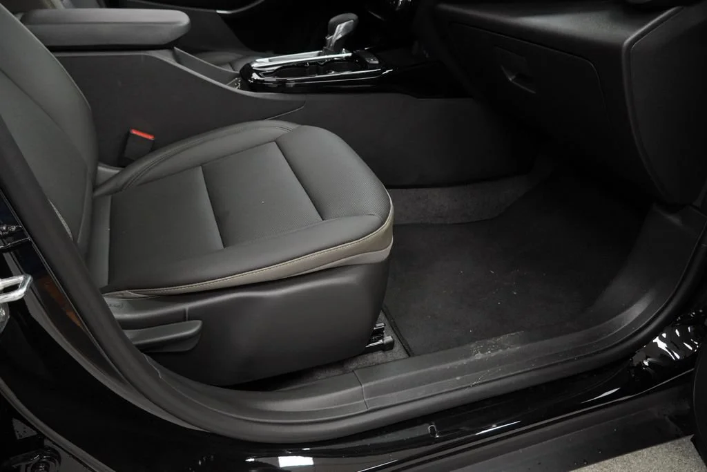 New 2026 Mosaic Black Metallic Chevrolet ACTIV image 30
