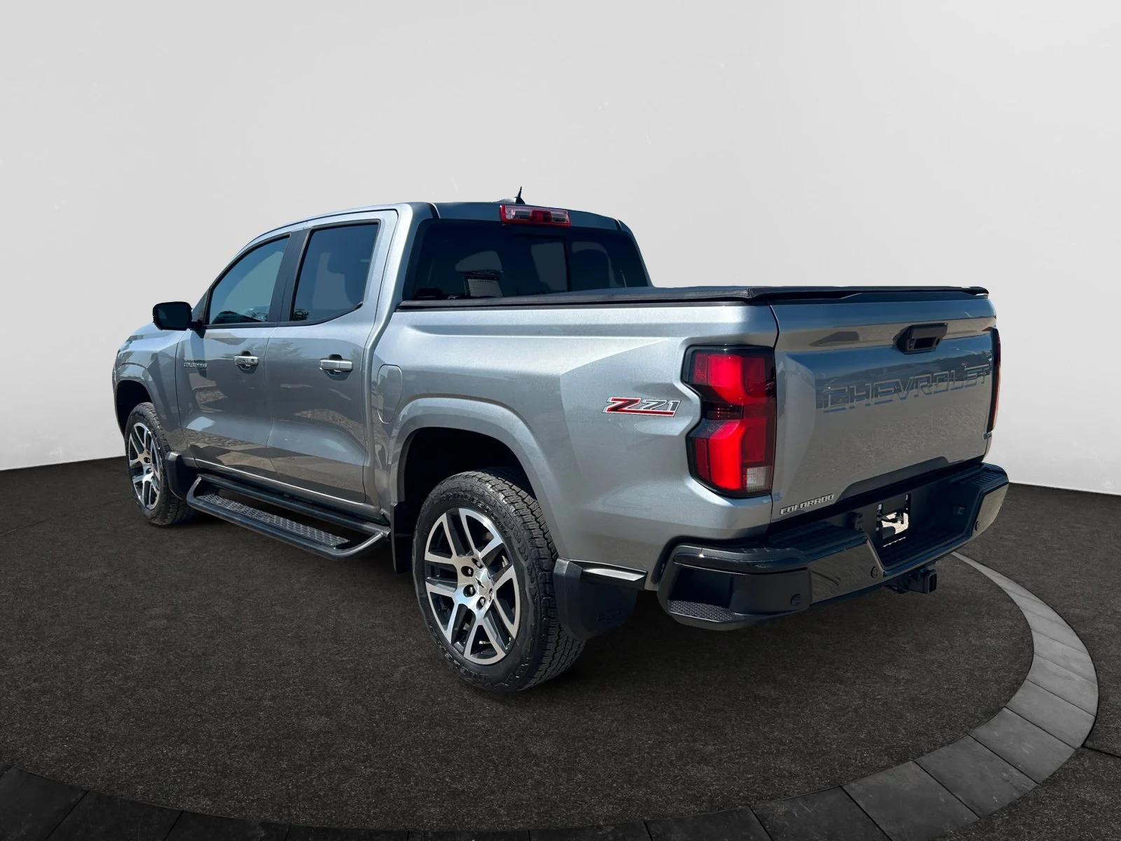 Used 2023 GRAY Chevrolet Crew Cab  4WD Z71 image 3