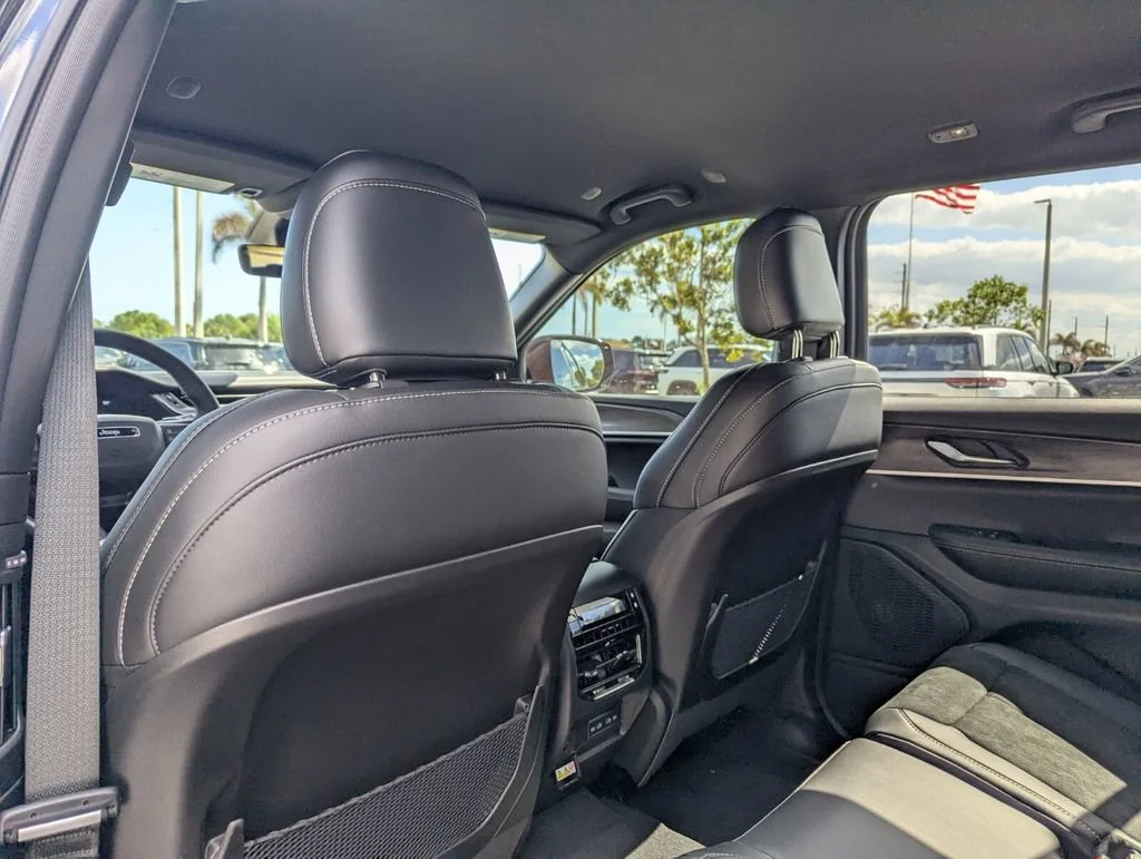 New 2026 Diamond Black Crystal Pearl-Coat Exterior Paint Jeep Laredo Altitude image 11