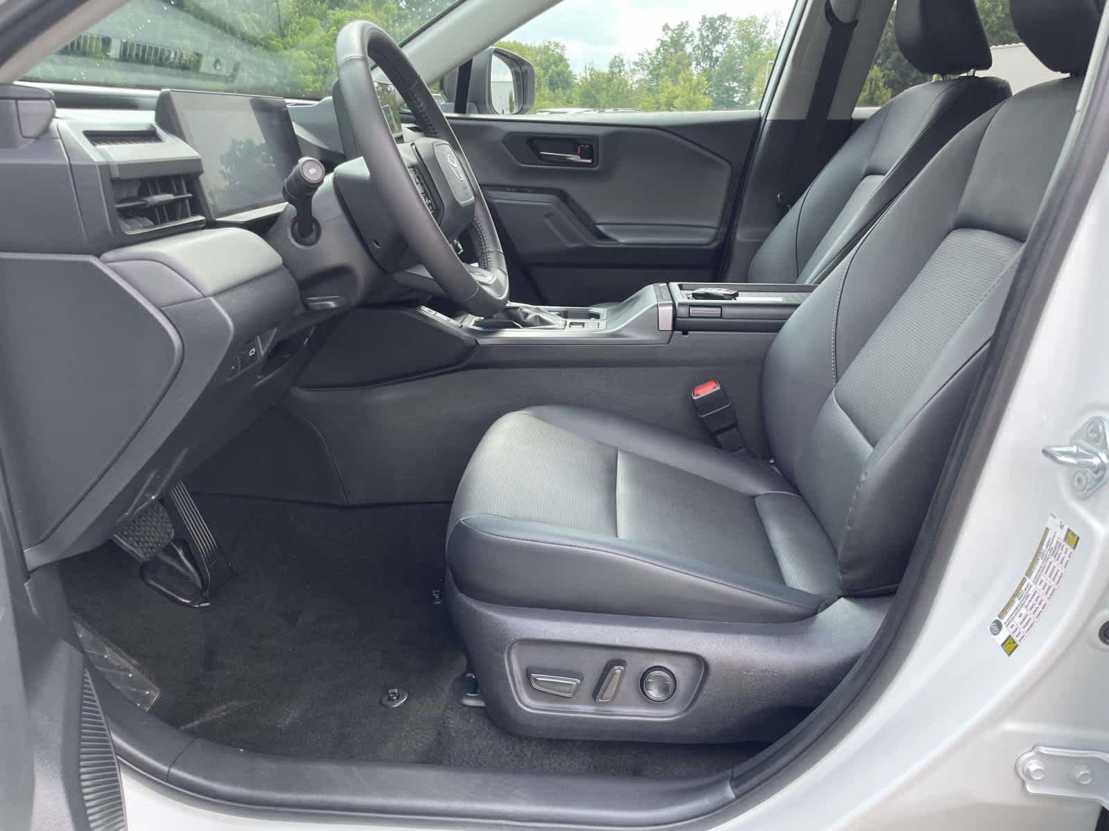 Used 2026 Wind Chill Pearl Toyota XLE Premium image 23
