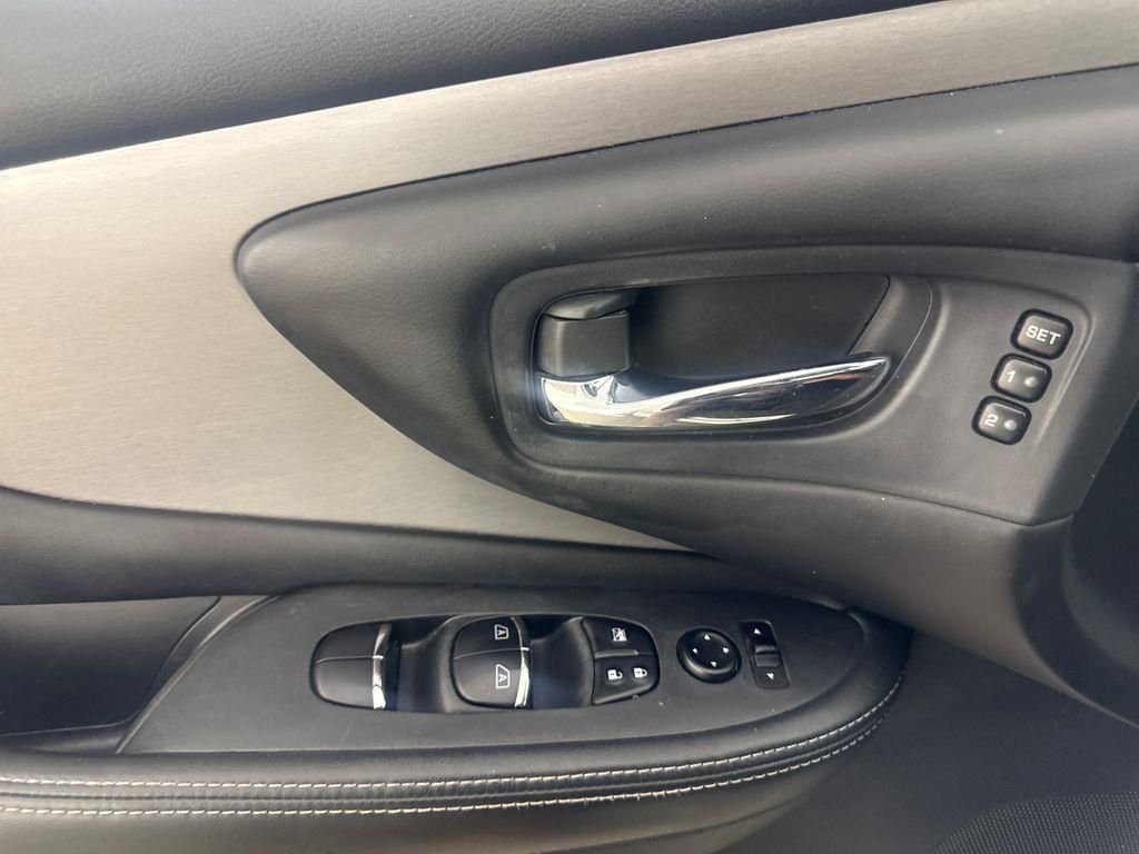 Used 2020 White Nissan SL image 18