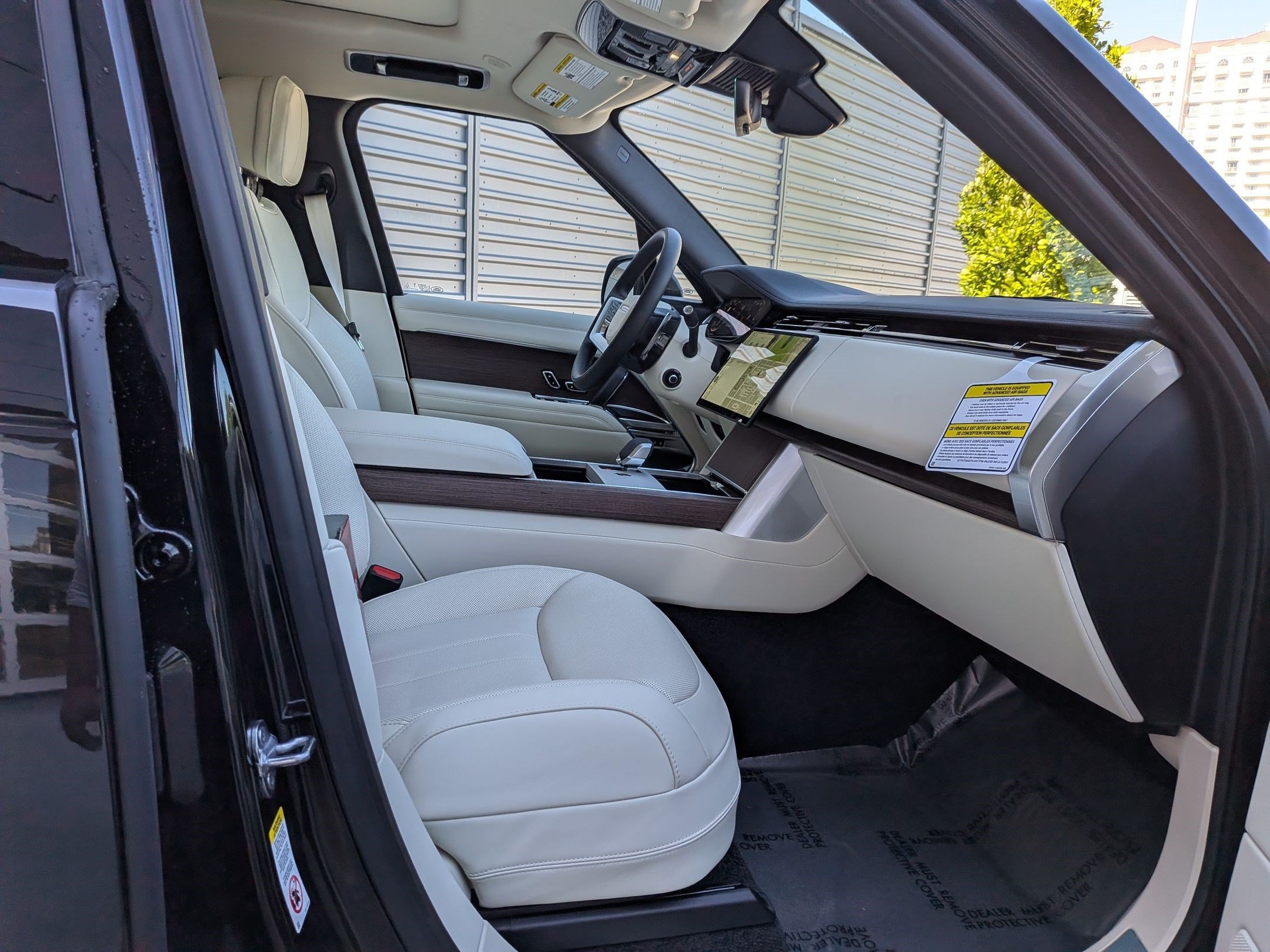 New 2026 Santorini Black Land Rover P400 SE 7 Seat image 30