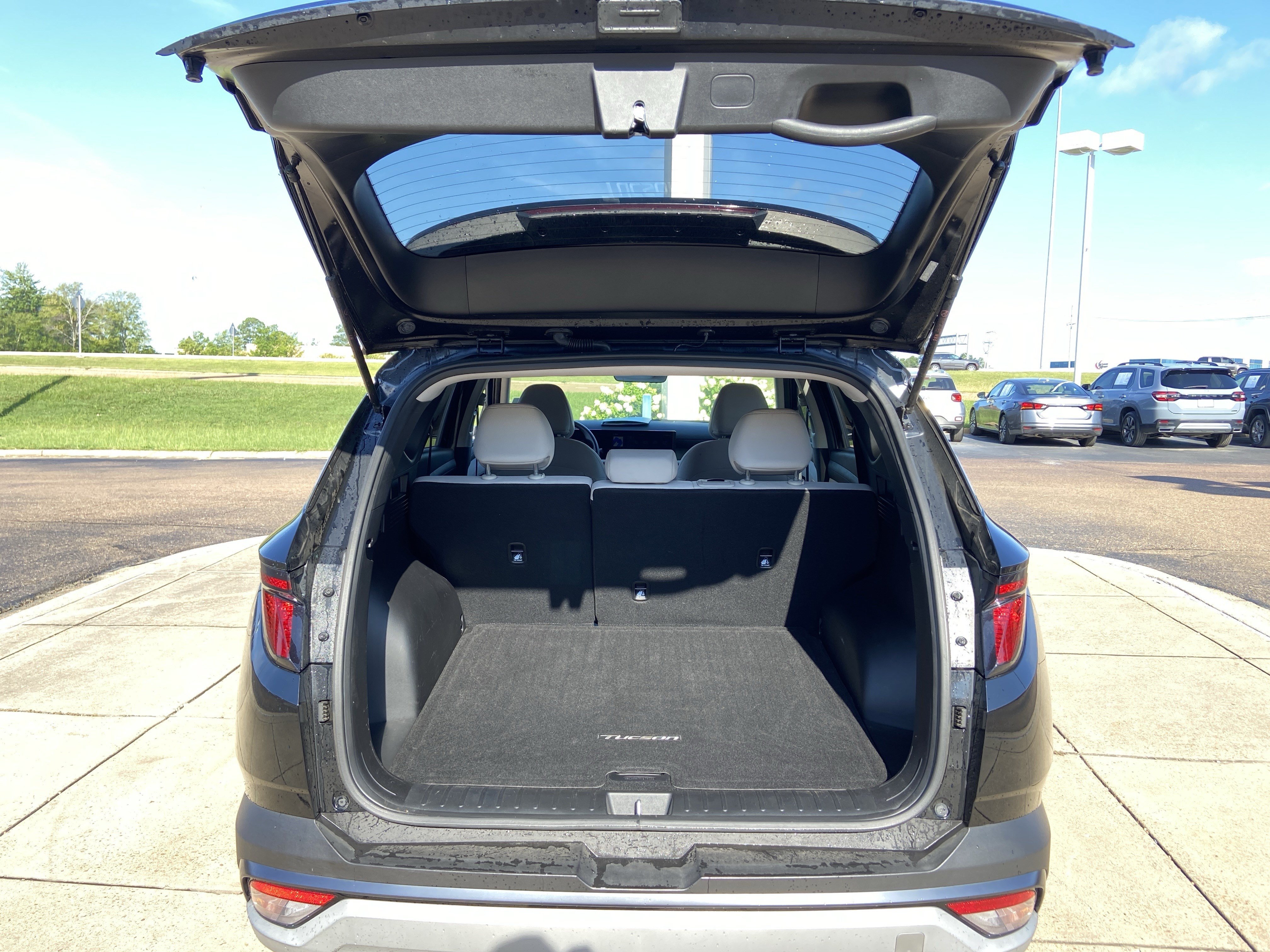 Used 2025 Phantom Black Hyundai SE image 26