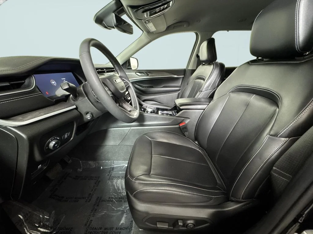 Used 2023 Diamond Black Jeep Limited image 6