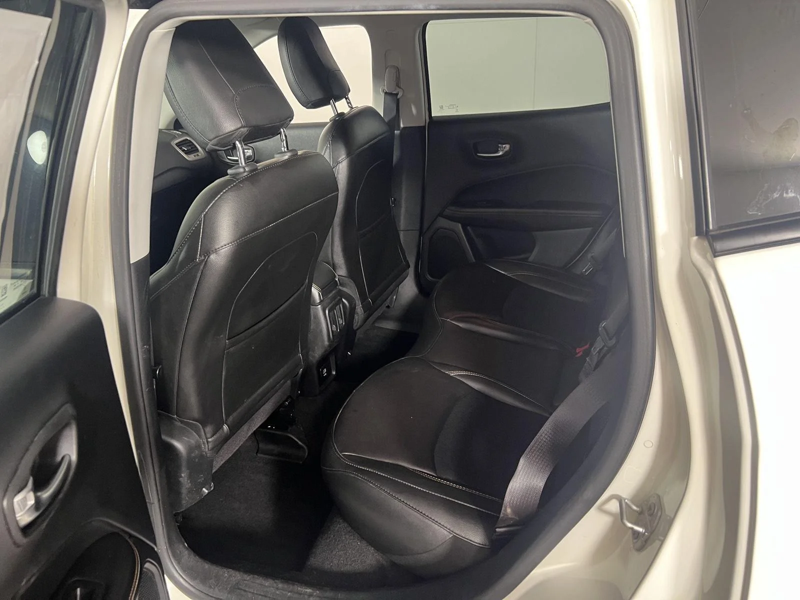 Used 2020 White Clearcoat Jeep Latitude image 22