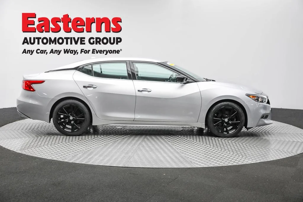 Used 2018 Silver Nissan 3.5 S image 4