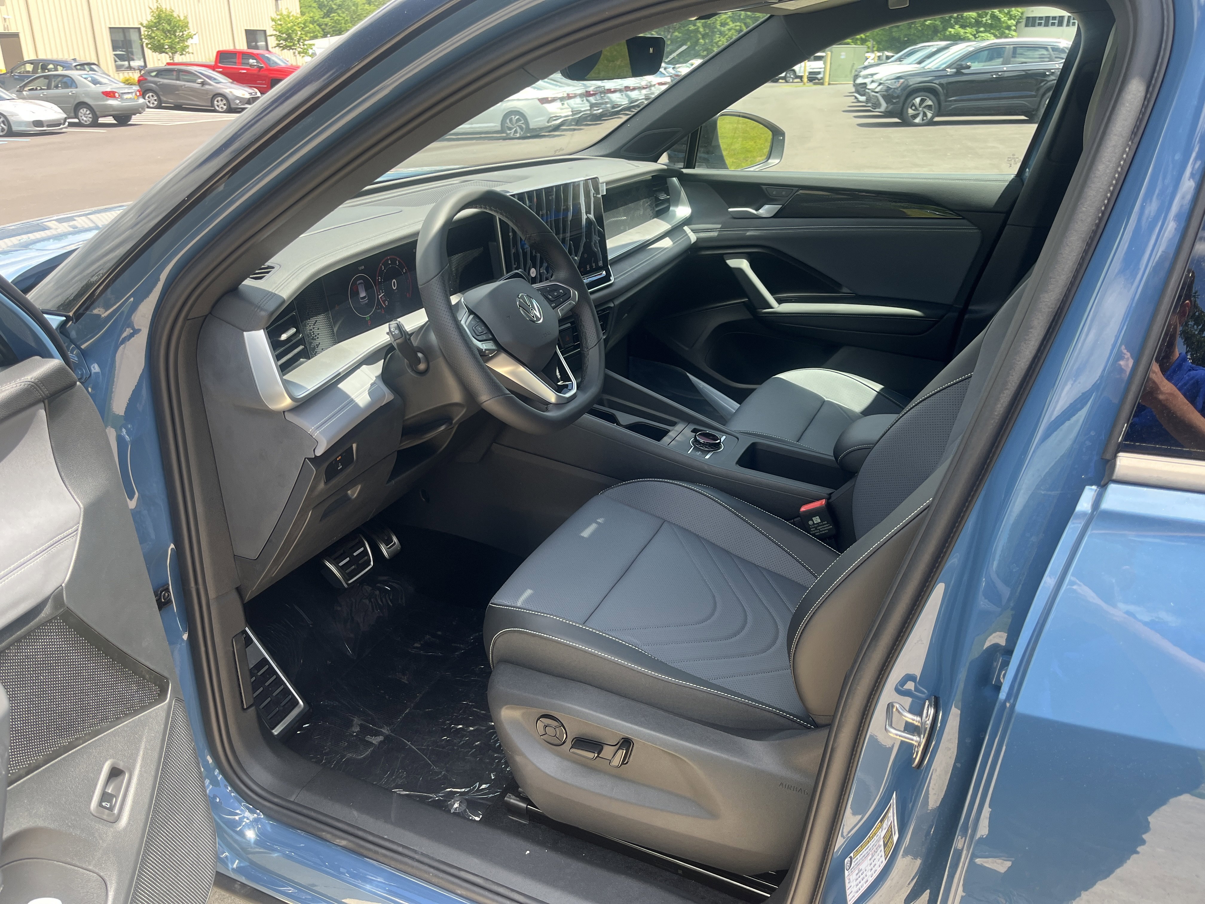 New 2026 Monterey Blue w/Deep Black Roof Volkswagen SE R-Line Black image 18