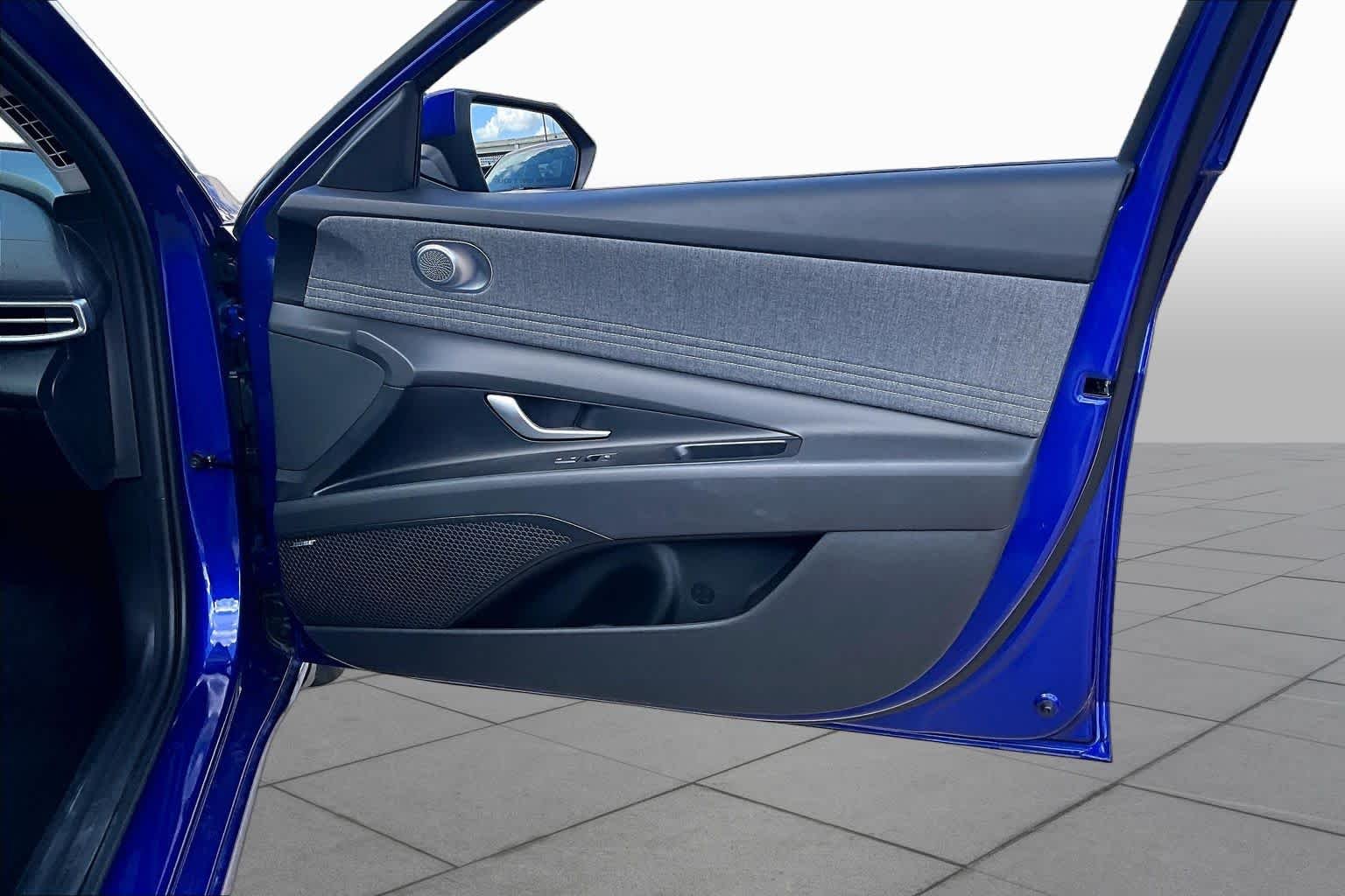 2025 Hyundai Elantra Limited - Photo 21