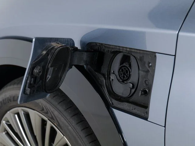 Used 2023  Lexus 450e Luxury image 31