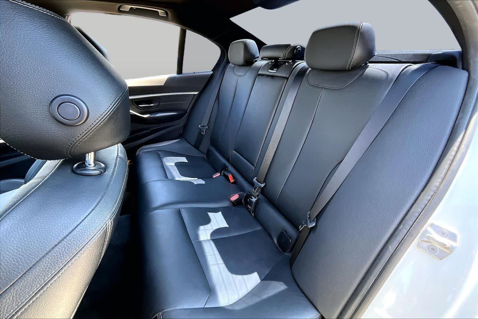 Used 2018 Alpine White BMW 330i image 20